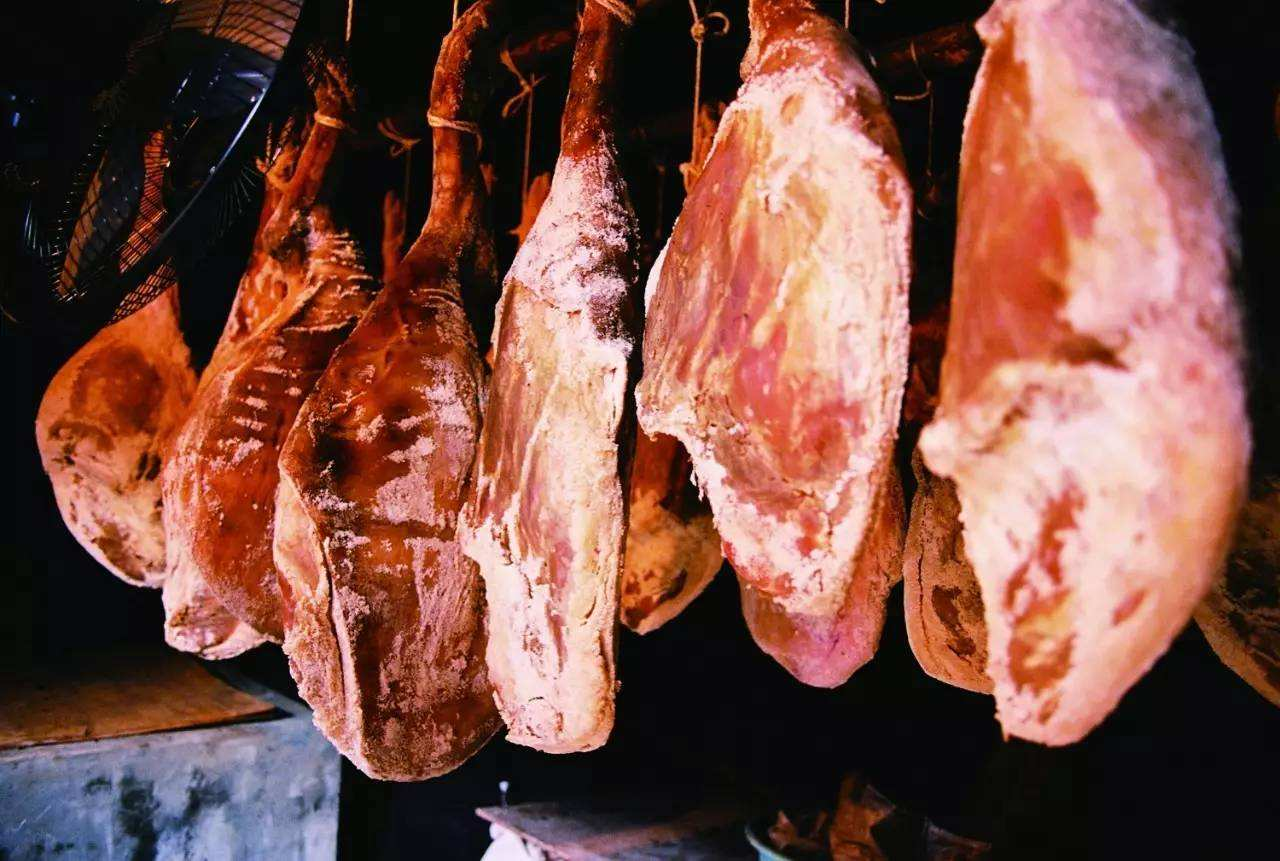 Sliced Nuodeng ham with bright red meat, clear texture, and evenly distributed fat