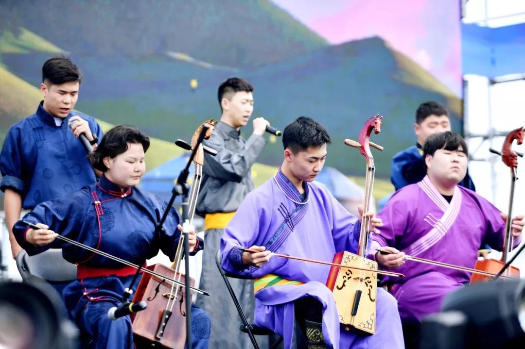 Traditional Mongolian horse-head fiddle performance